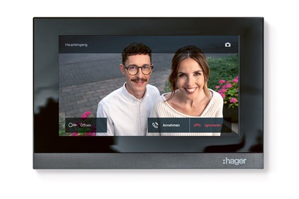 Weiße Video Innenstation Hager intercom view mit Touch-Display worauf ein Mann und eine Frau zu sehen sind, die vor der Haustür an der Außenstation stehen