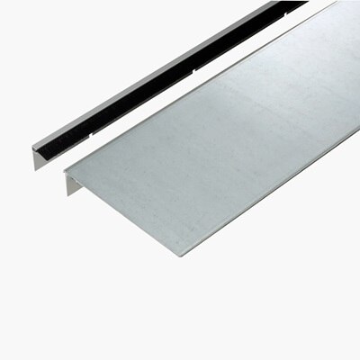 Zweiteilige Abdeckung für Bodenkanal aus Stahlblech mit Bürstenleiste zur Durchführung von Kabeln, leicht schräge Ansicht des Bodenkanal-Oberteils