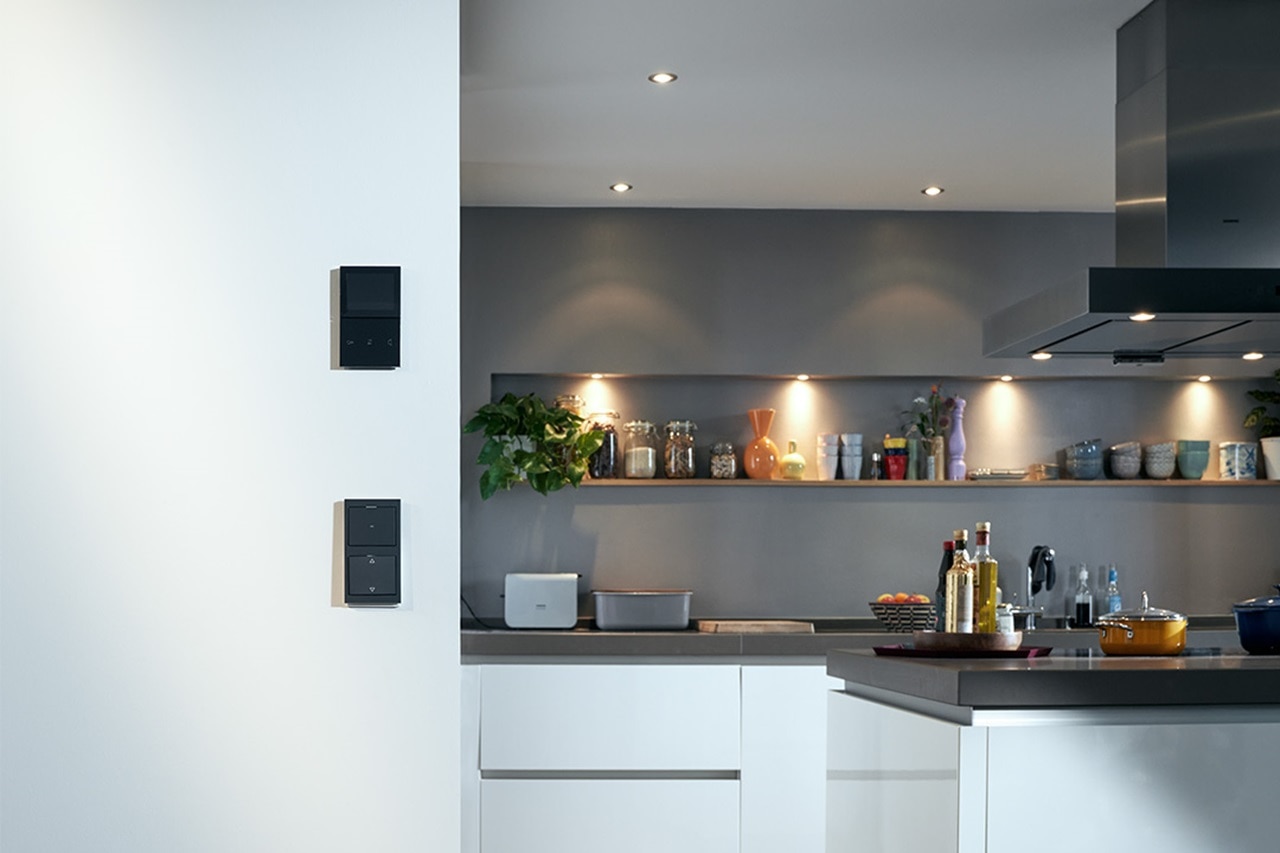 Modernes Kücheninterieur mit an der Wand montierten Lichtschaltern und Bedienfeldern für Hausautomation