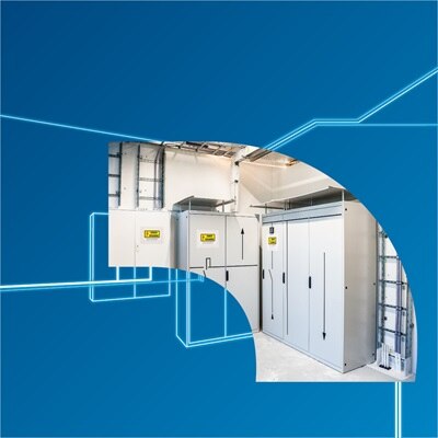 Elektrische Verteilungsausrüstung mit Leistungsschaltern und Verkabelung in einem modernen industriellen Umfeld