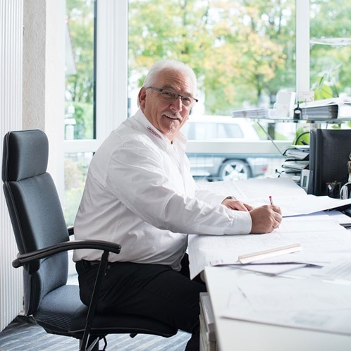 Person erstellt Texte im Büro für Hager, Berker und Elcom.
