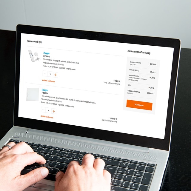 Person beim Online-Einkauf von Hager Elektrokomponenten auf einem Laptop, der Produktdetails und Warenkorbummung anzeigt