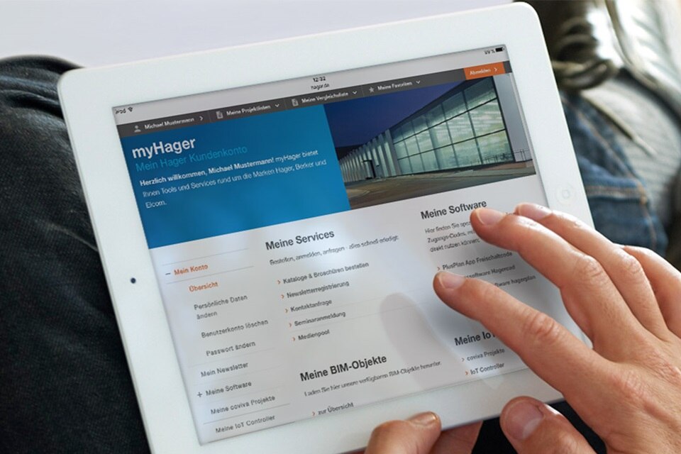 Person verwendet ein Tablet mit der MyHager-Kundenportal-Oberfläche