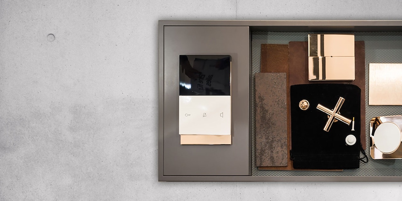 Modernes Touchpanel für Heimautomation an einer Wand neben eleganten Elementen des Innendesigns
