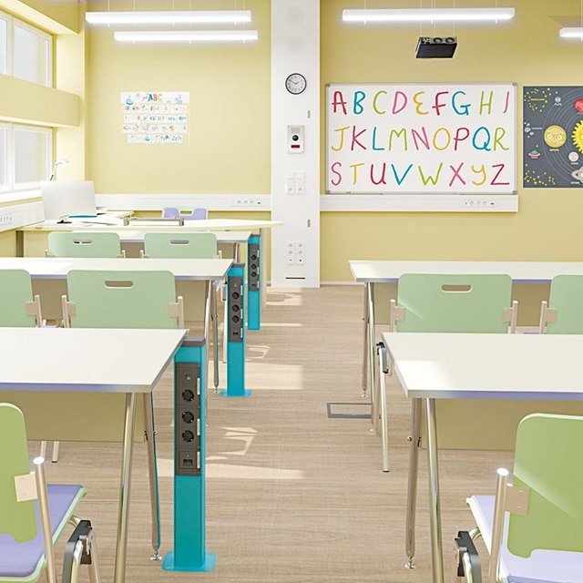 Modernes Klassenzimmer-Interieur mit farbigen Tischen, Bodensteckdosen und LED-Beleuchtung