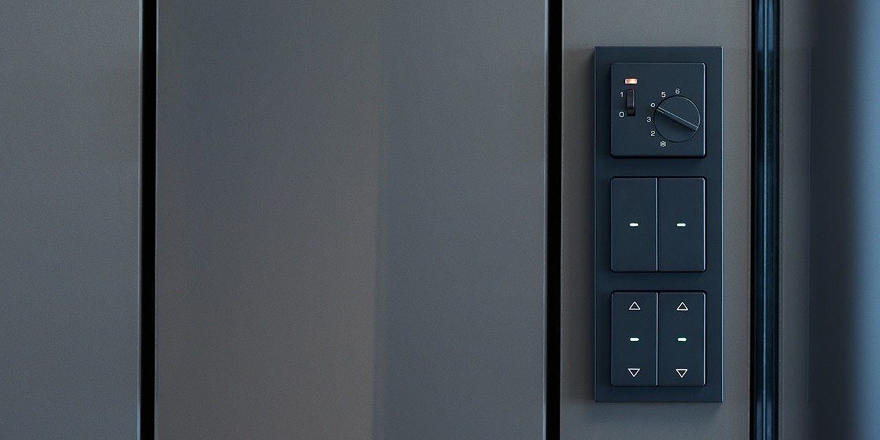 Moderne schwarze Smart-Home-Steuerung an einer Wand mit Lichtschaltern und Thermostat