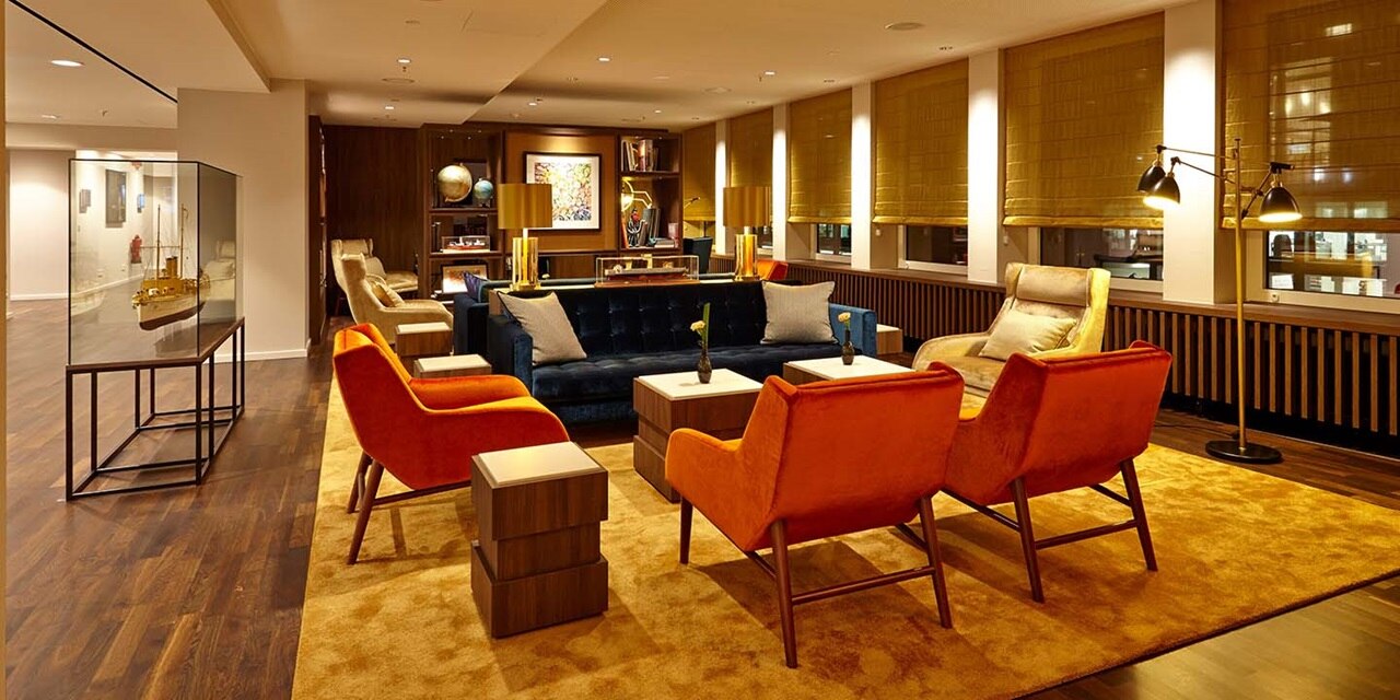 Modernes Wohnzimmerinterieur mit komfortablen Möbeln und stilvollen Beleuchtungskörpern