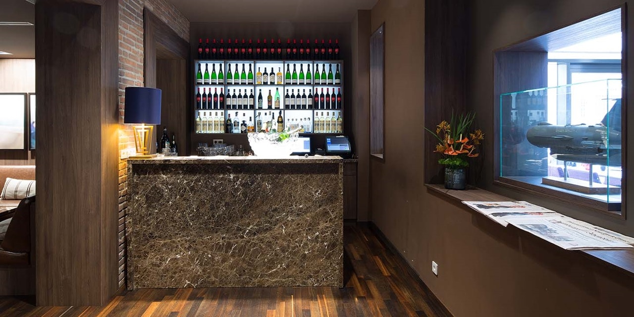 Modernes Bar-Interieur mit eleganter Beleuchtung und Weinfalschenausstellung