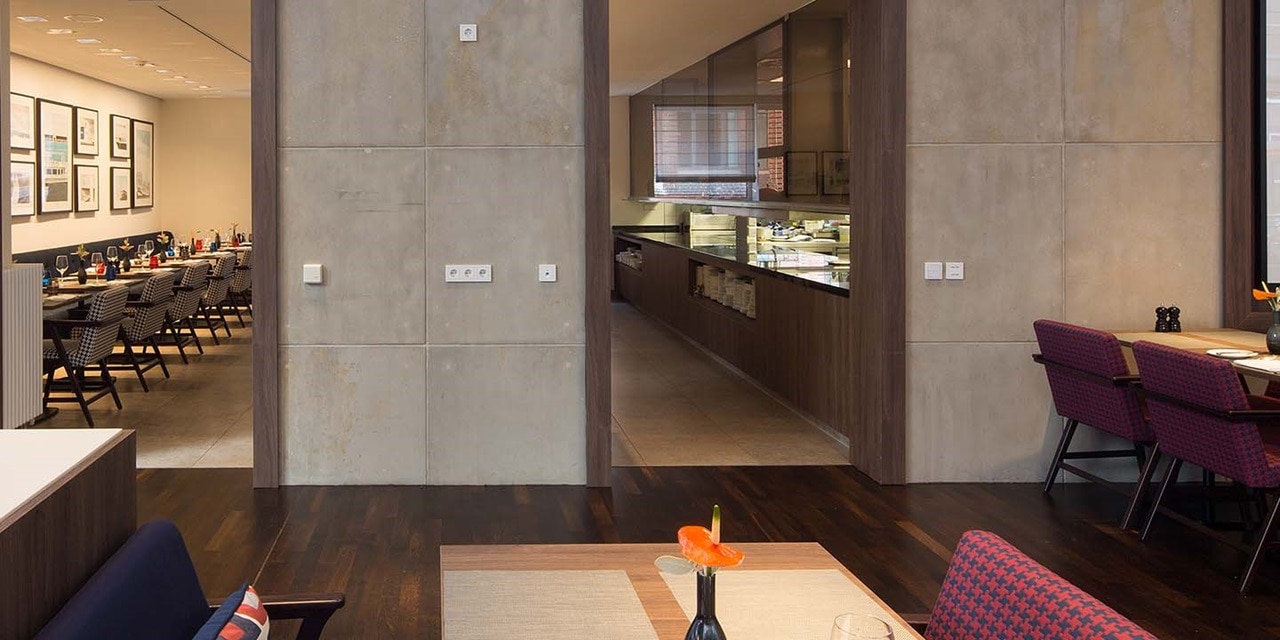 Modernes Restaurantinterieur mit Betonwänden und installierten Steckdosen