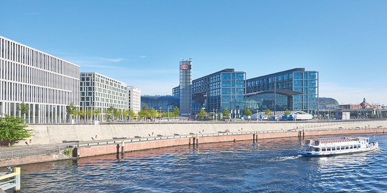 Spree und moderne Gebäude inklusive Berliner Hauptbahnhof mit einem Ausflugsschiff in Berlin, Deutschland