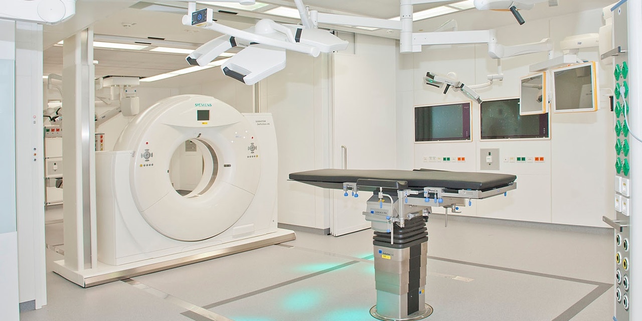 Moderner Operationssaal eines Krankenhauses mit MRT-Gerät und OP-Tisch