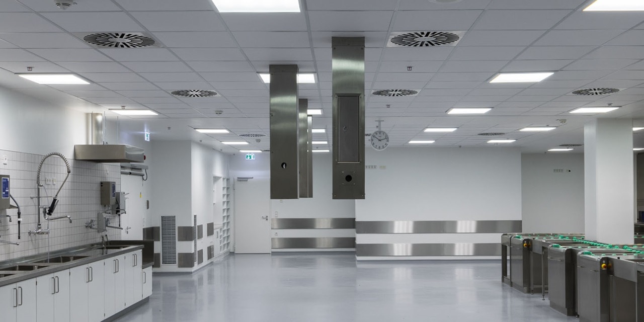 Moderne Reinraum in einer Produktionsanlage mit Edelstahlausstattung und LED-Beleuchtung
