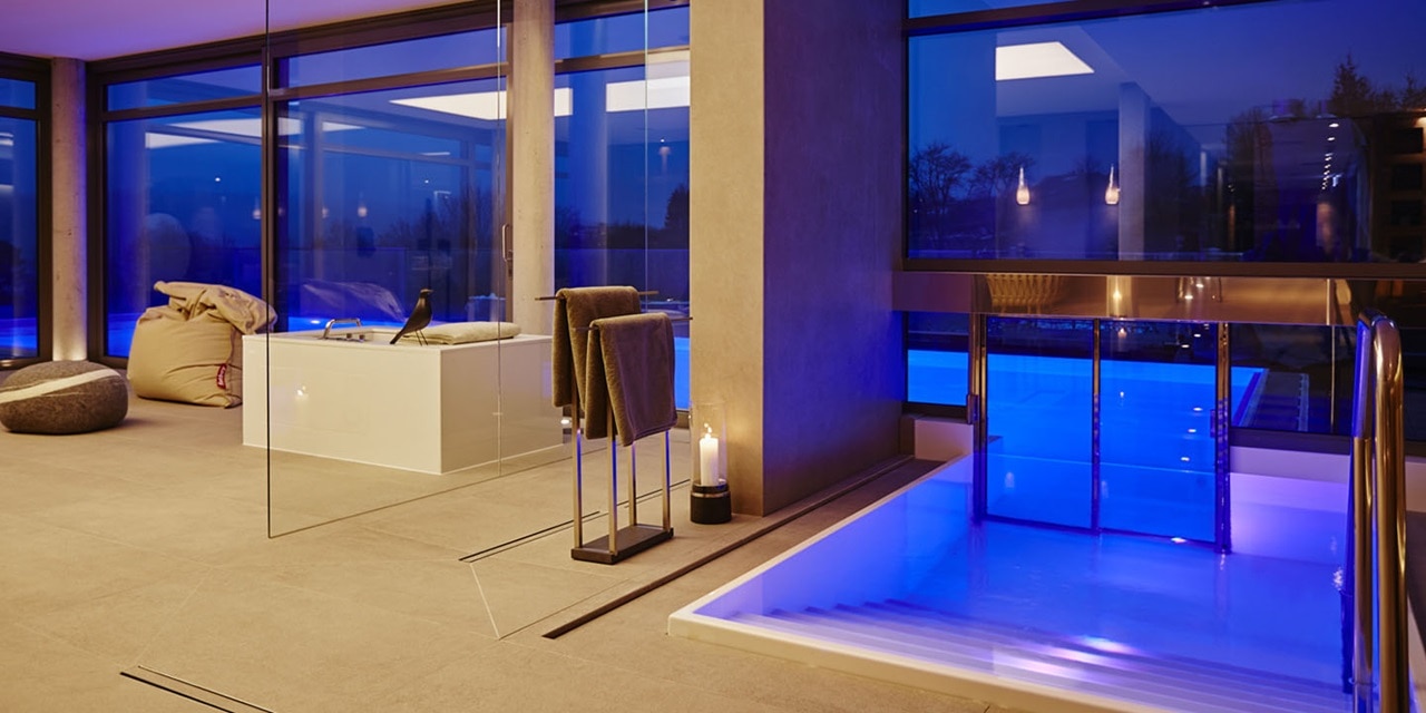 Modernes Wohninterieur mit LED-Beleuchtung und Glastreppe
