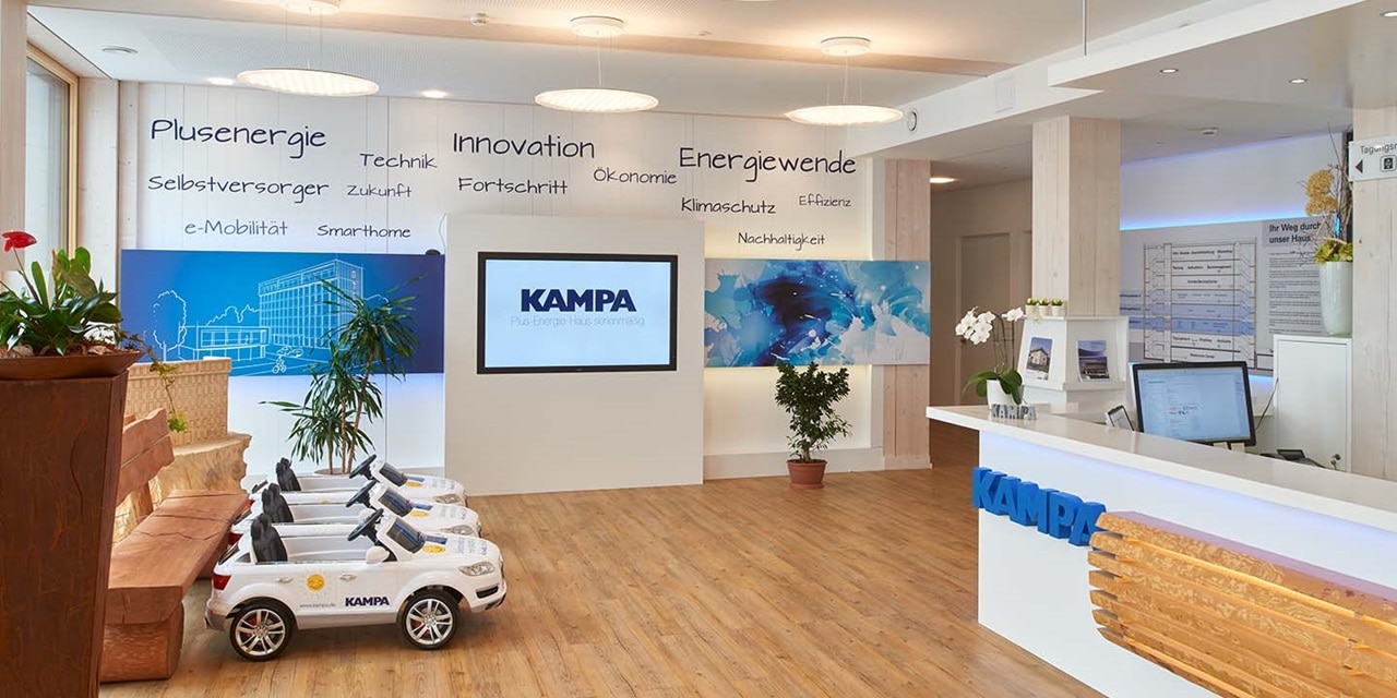 Moderner Büroempfang mit Markenrezeption, Werbematerialien und elektrischem Spielzeugauto