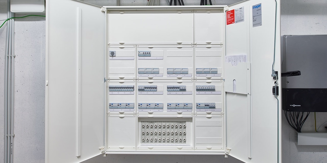 Elektroverteilungsschrank der Marke Hager mit mehreren Leitungsschutzschaltern und Eingängen in einer industriellen Umgebung