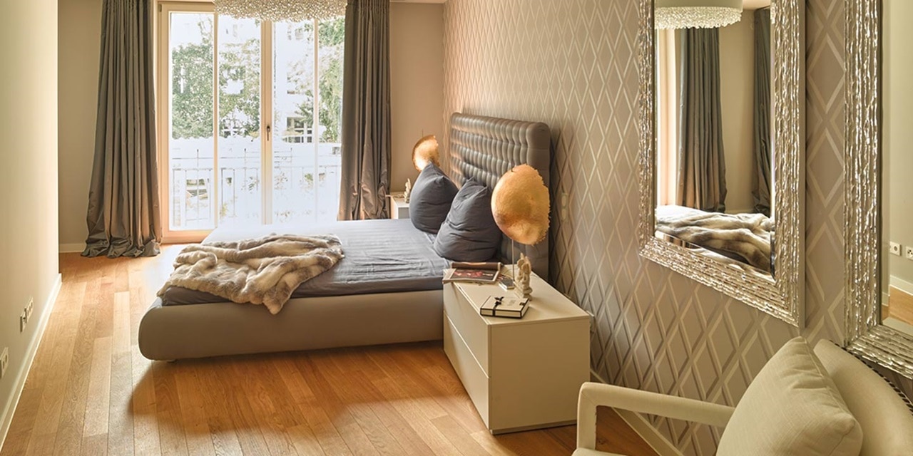 Elegant gestaltetes Schlafzimmer mit modernem Bett und Wandspiegel-Dekor, französische Türen führen auf einen Balkon