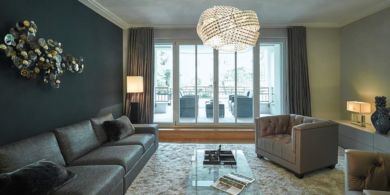 Modernes Wohnzimmer-Interieur mit Designer-Kronleuchter, Stehlampe, Wandkunst und Balkonausblick