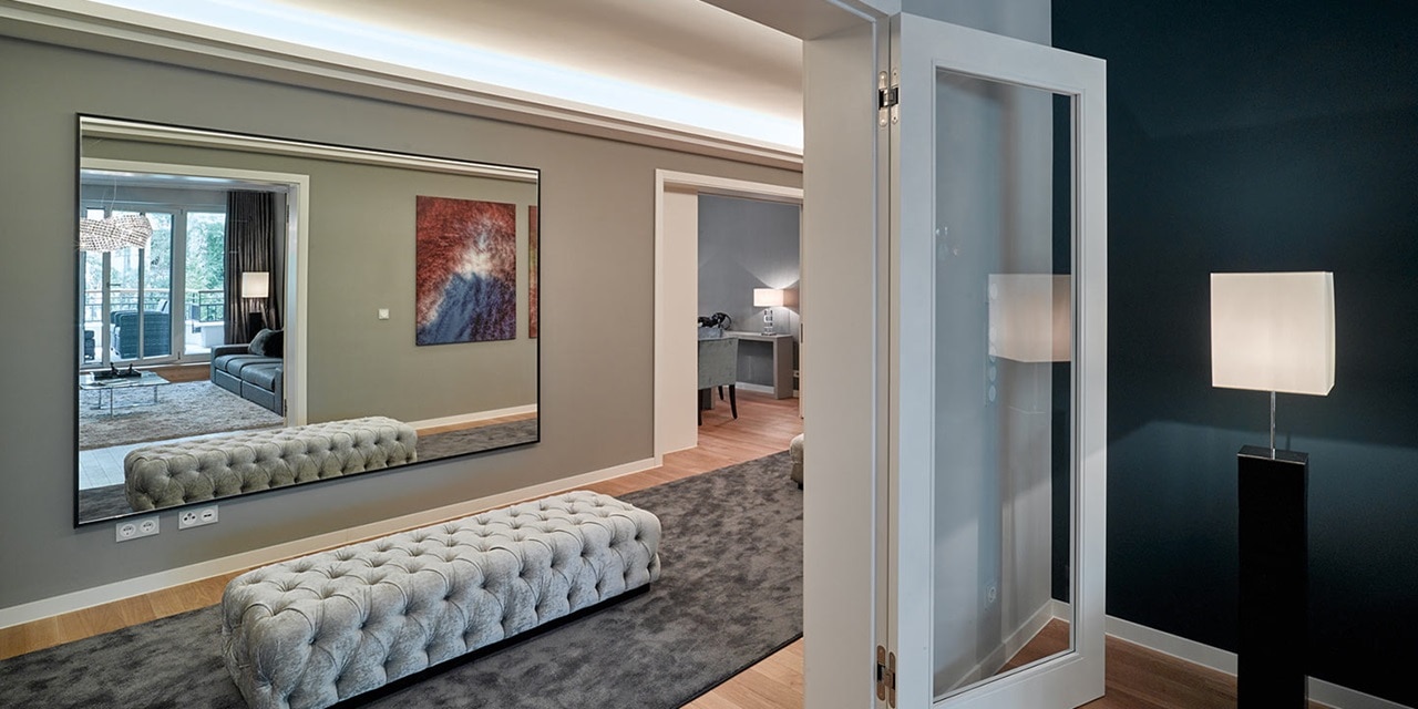 Elegante Innenraumansicht mit moderner Beleuchtung, stilvollen Möbeln und Steckdosen an der Wand
