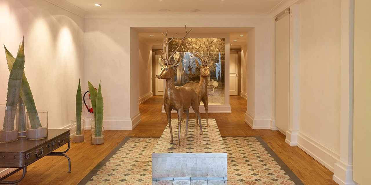 Eleganter Innenflur mit dekorativen Bronze-Hirschen und gefliestem Boden