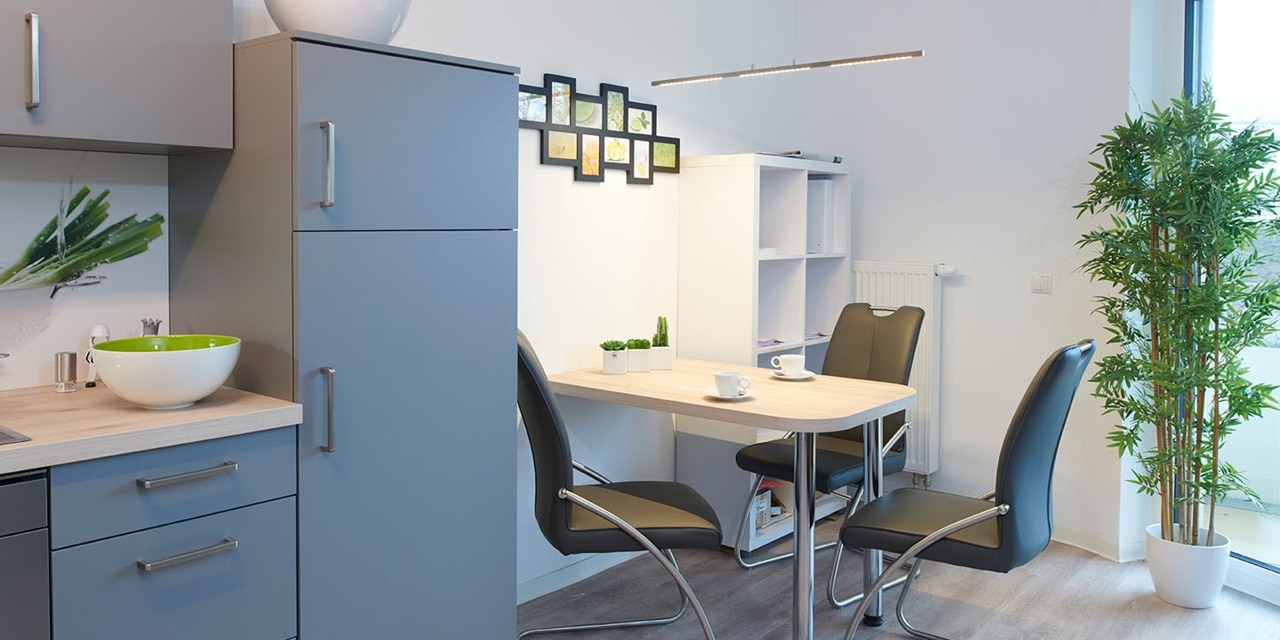 Moderne Kochnische und Bürobereich mit LED-Beleuchtung und Steckdosen