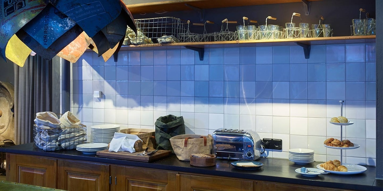 Moderner Küchentresen mit elektrischem Toaster und geordnetem Geschirr, mit Umgebungsbeleuchtung