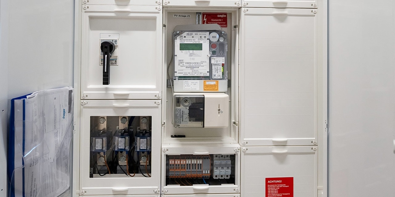 Offener Elektroverteilungsschrank mit Sicherungsautomaten und Energiezähler
