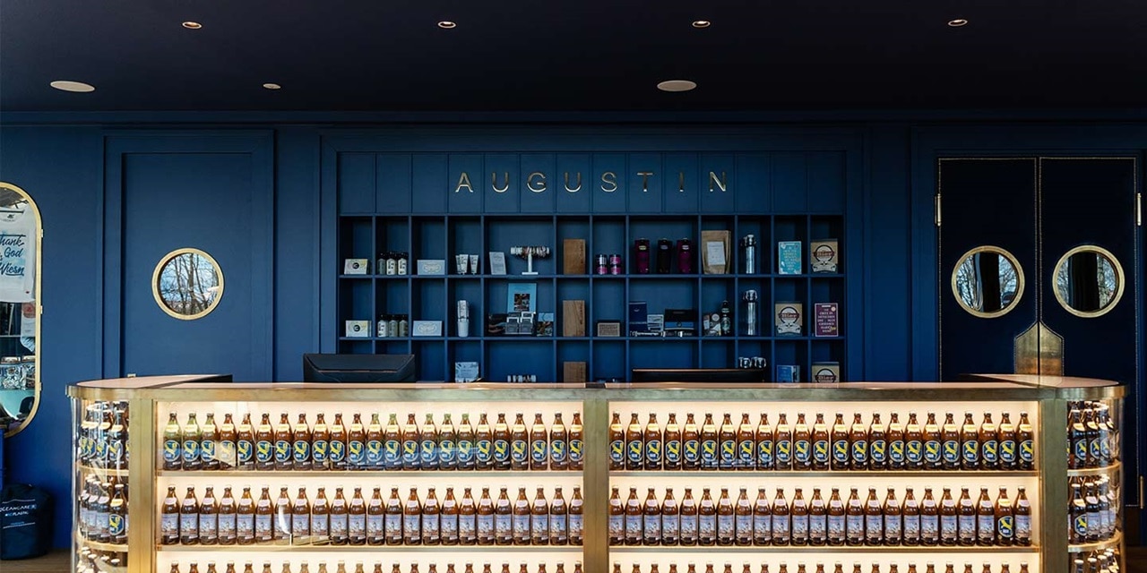 Modernes Bar-Interieur mit blauen Regalen, Markenartikeln und runden Spiegeln an der Wand