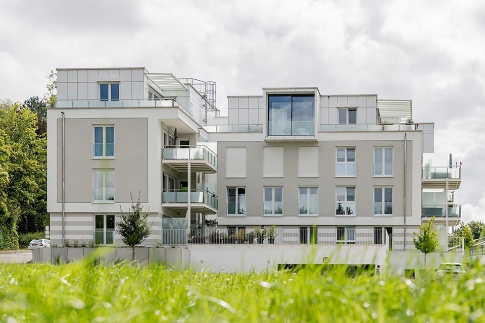 Modernes Wohngebäude mit Balkonen und großen Fenstern, Potenzial für intelligente Hausautomatisierungssysteme