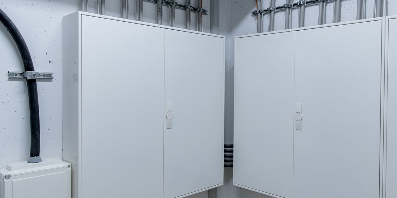 Elektrische Schaltschränke in einem Technikraum mit Kabelrohren