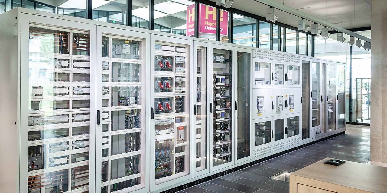 Ausstellung moderner Elektroverteilungsschränke mit transparenten Türen an der Hager Universität