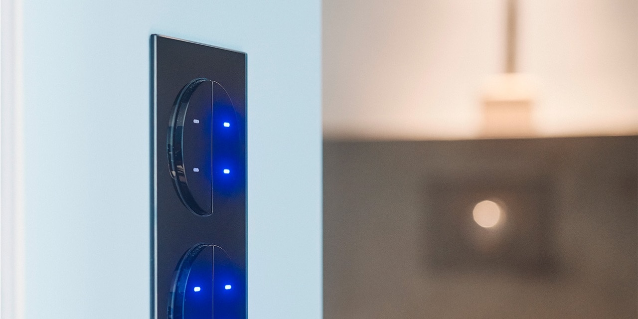 Moderne Smart-Home-Lichtschalter mit LED-Anzeigen an einer Wand, zeitgenössisches Innendesign