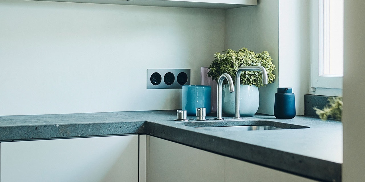 Moderne Küche mit Steckdosen und minimalistischem Design