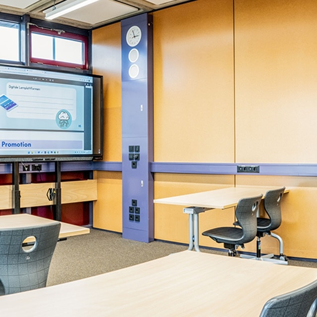 Modernes Büro-Besprechungszimmer mit Steckdosen und Multimedia-Präsentationsbildschirm