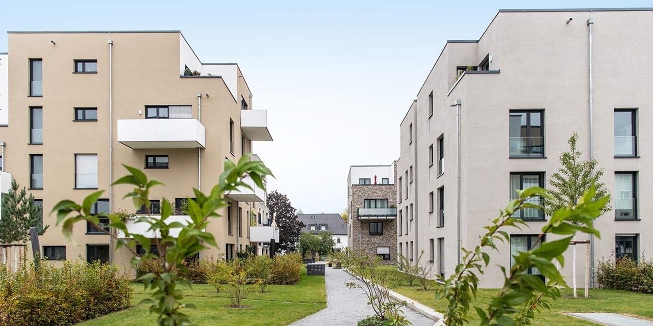 Moderne Wohnapartmentgebäude mit Balkonen und grüner Landschaftsgestaltung