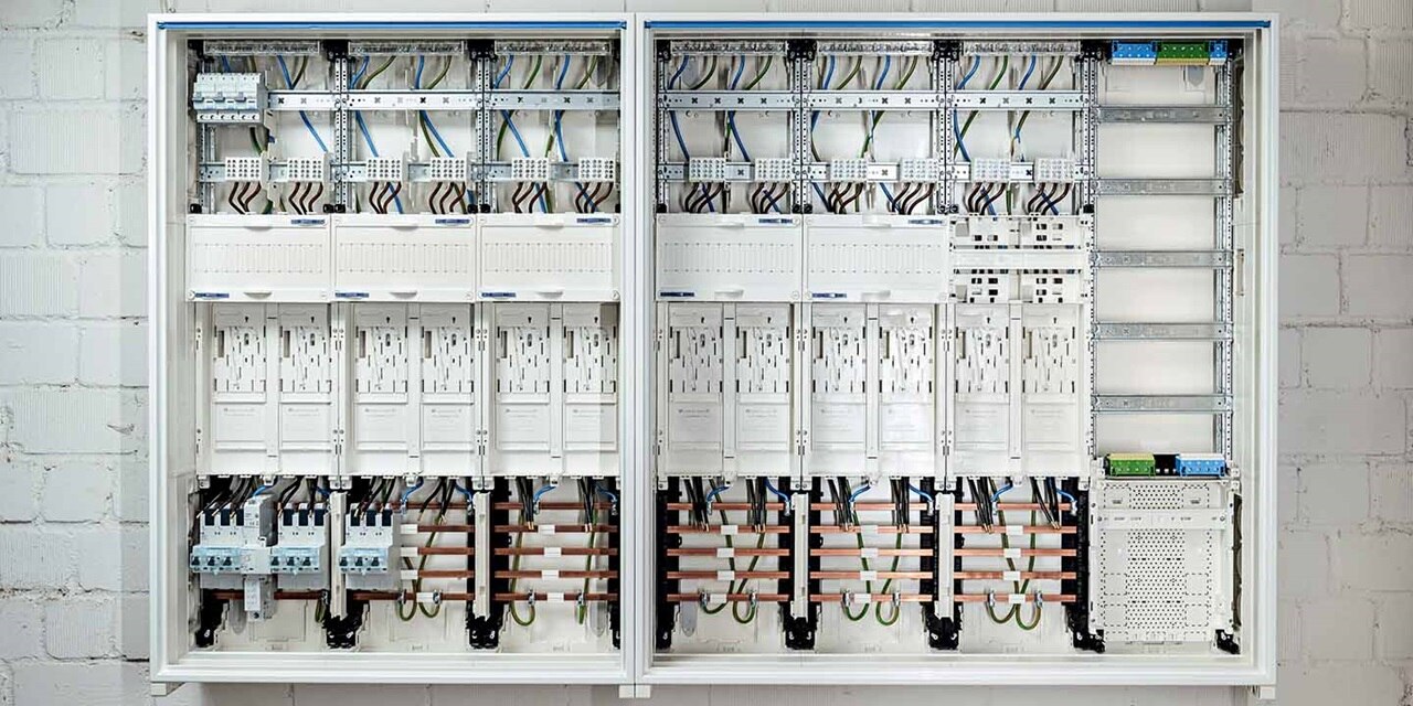 Industrielle Schaltanlagen und Sicherungskasten in einem Steuerraum mit ordentlich organisierten Kabeln und Komponenten