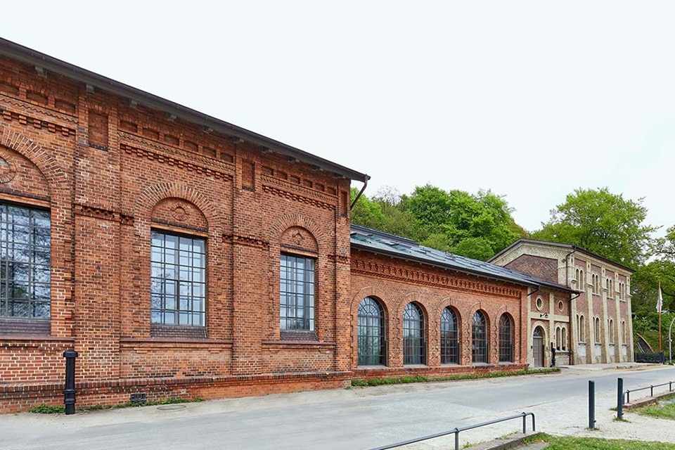 Historisches Industriegebäude aus Backstein mit Rundbogenfenstern