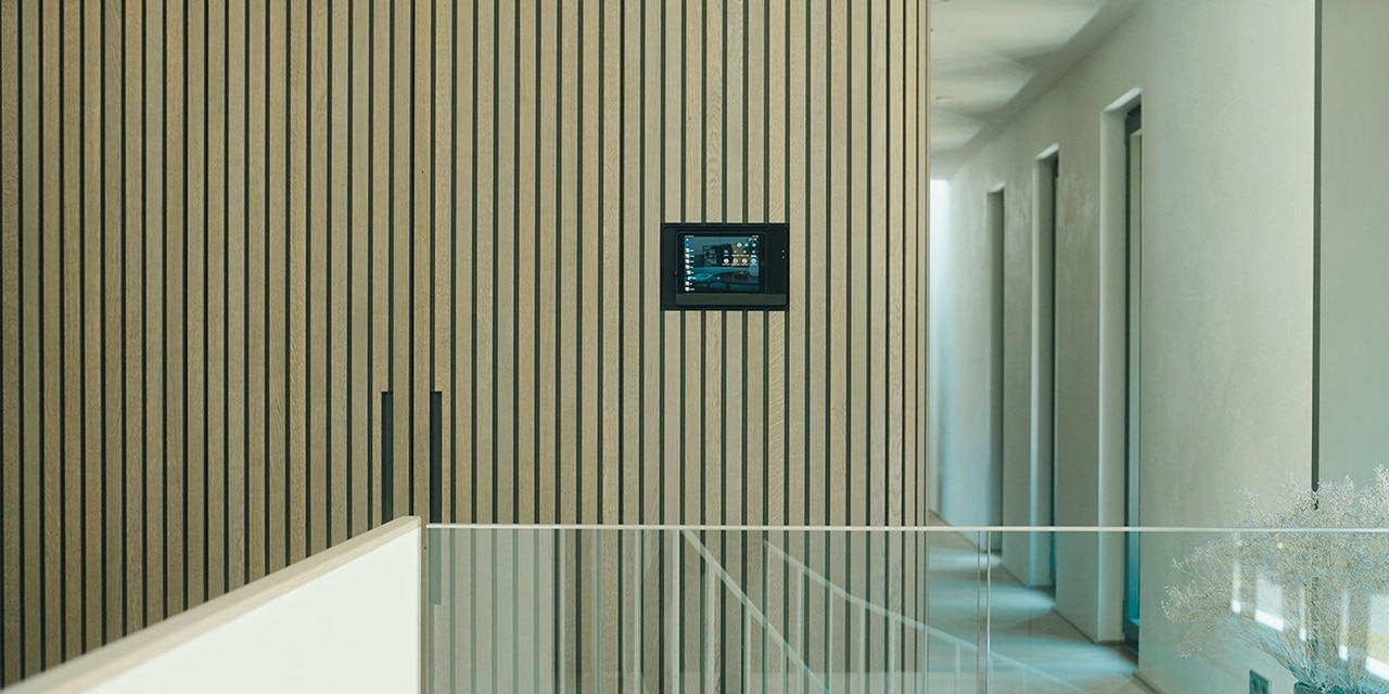 Modernes Wohnungsflur mit an der Wand montiertem Smart-Home-Steuerungspanel