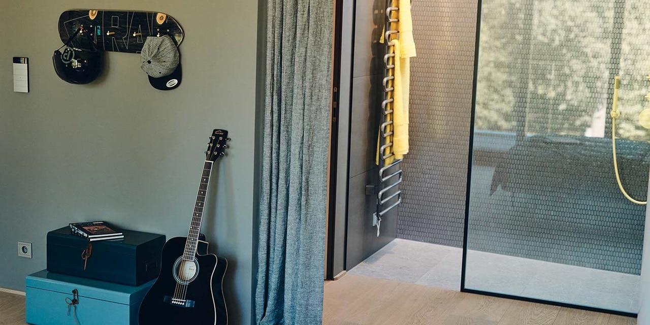 Geteiltes Bild zeigt ein modernes Schlafzimmer mit einer Gitarre und an der Wand montiertem Skateboard links, sowie eine Dusche im Badezimmer mit gelben Handtüchern rechts