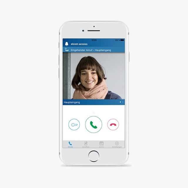 Smartphone-Bildschirm zeigt einen Video-Türeintrittsanruf mit einer lächelnden Person, Benutzeroberfläche der Elcom Access-App