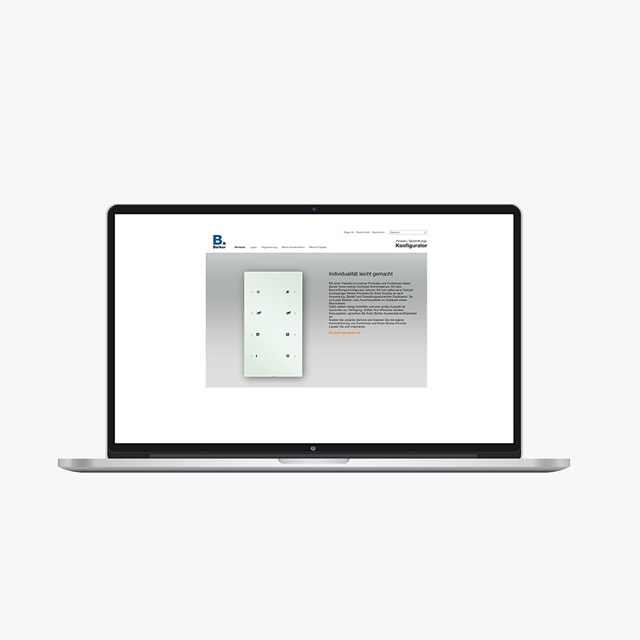Laptop zeigt die Hager-Website mit einem vorgestellten elektrischen Schaltpanel.
