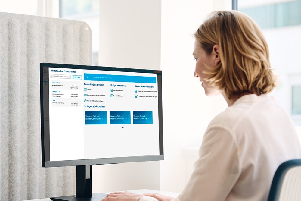 Elektroplanerin eröffnet an ihrem Rechner ein bestehendes NSHV Projekt in der Hagercad Software