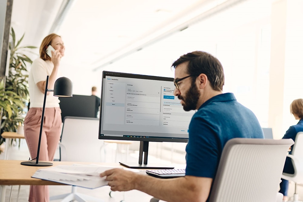 hager-lifestyle-pic-office-mood-and-devices-037-CME-en-06-2023-screen-man-geraete-hinzufuegen-lan