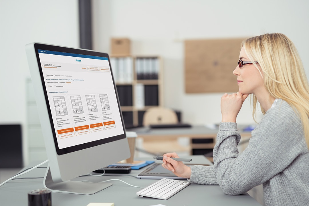 Person bei der Arbeit analysiert Hager Elektroverteilungssystem auf einem Computerbildschirm