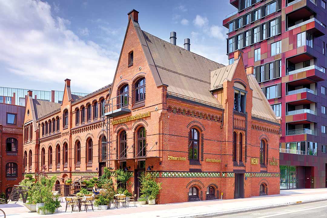 Außenansicht der Hager-Referenz 25hours Hotel Altes Hafenamt in Hamburg