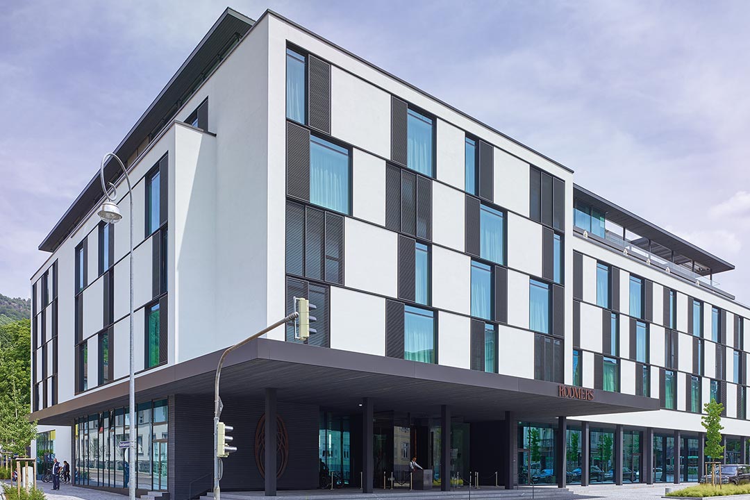 Außenansicht des Hotels Roomers in Baden-Baden - Gewinner des German Design Awards 2018, die als Hager-Referenz dient.