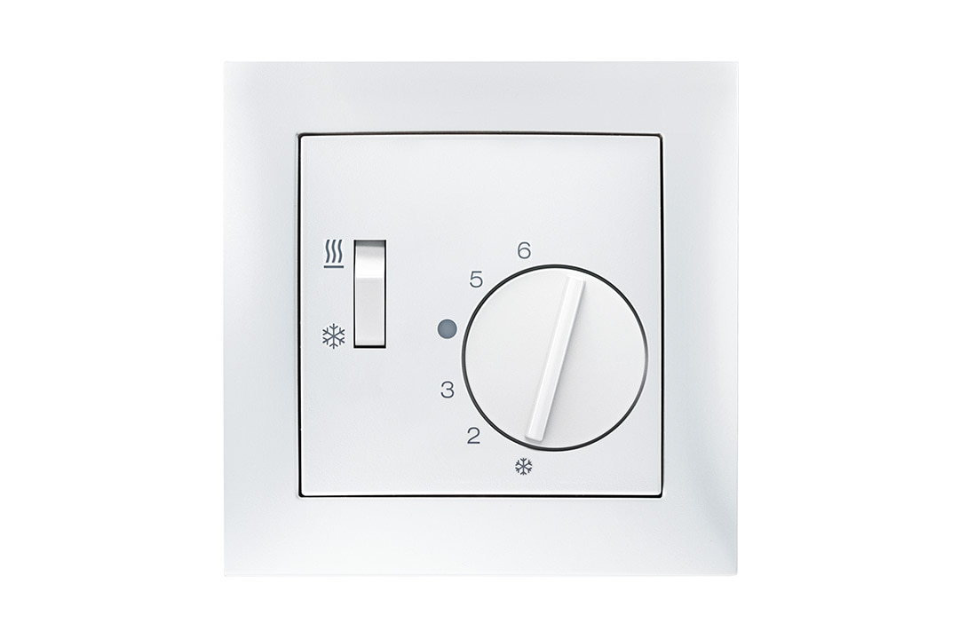 Frontansicht Berker Temperaturregler für Wärmepumpen mit Schalter Heizen/Kühlen und Berker S.1 Rahmen in Polarweiß glänzend.