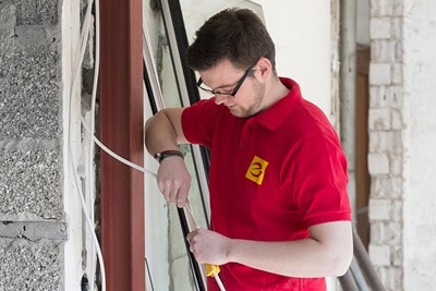 Mann, der Kabel verlegt.