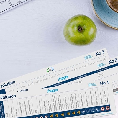 Arbeitsdokumente auf einem Schreibtisch.