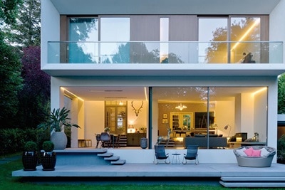 Modernes Hausäußeres bei Dämmerung mit Innen- und Außenbeleuchtung