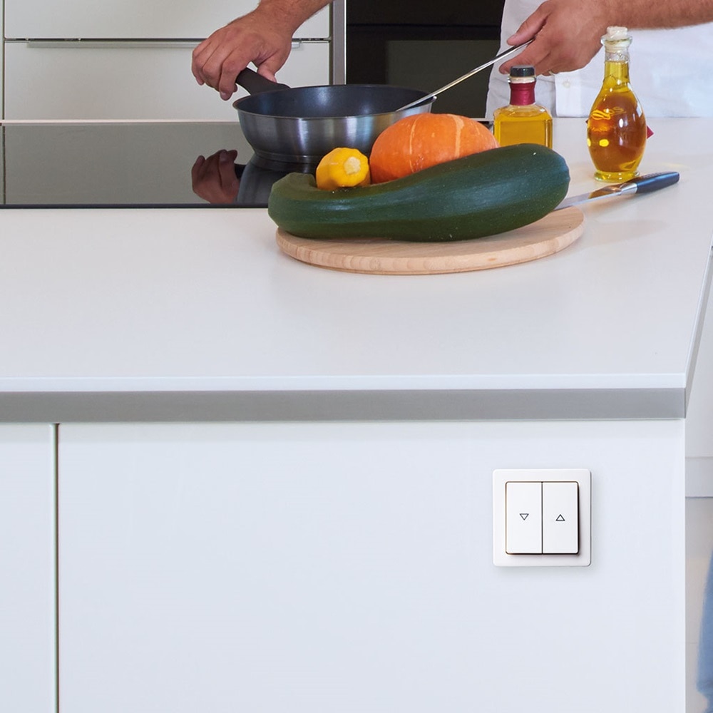Anwendungsbeispiel für den EnOcean Taster: Schalter mit Wippe 2fach für die batterielose Jalousiesteuerung per Funk an einer Kücheninsel